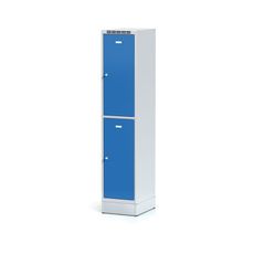 Šatníková skrinka na sokli s úložnými boxami, 2 boxy, 1920 x 400 x 500 mm, cylindrický zámok, modré dvere