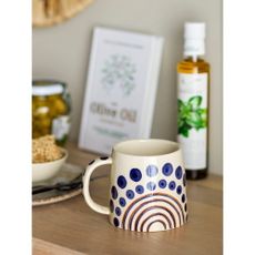 Tmavomodro–béžový hrnček z kameniny 515 ml Shama – Bloomingville