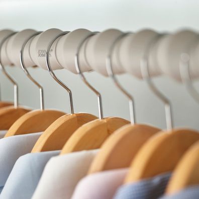 Plastové dištančné vložky na šatníkovú tyč v súprave 2 ks Orderly – Joseph Joseph