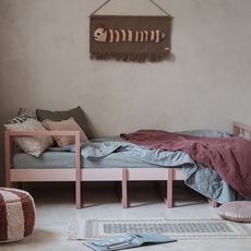 Wood Luck Drevená jednolôžková posteľ s čelami TWEENS Zvoľte farbu: Koralová