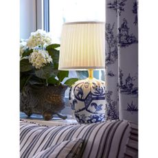 Modro-biela stolová lampa Markslöjd Goteborg, výška 48 cm