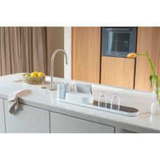 Biely plastový stojan na umývacie prostriedky SinkStyle – Brabantia