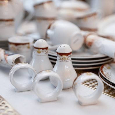 KONDELA Garida Typ 2 porcelánová jedálenská súprava (57 ks) biela / hnedá / zlatá / sivá