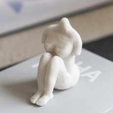 Soška z polyresínu (výška 14 cm) Sitting Woman – Mette Ditmer Denmark