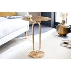 Estila Art deco okrúhly zlatý kovový príručný stolík Zendy s glamour nádychom 60 cm