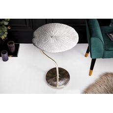 Estila Art-deco štýlový príručný stolík Zapalota z kovu v tvare listu v striebornej farbe 40cm