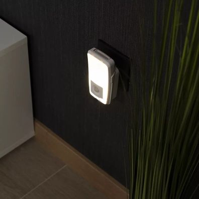 Ledvance - LED Orientačné svietidlo do zásuvky so senzorom LUNETTA LED/2W/230V