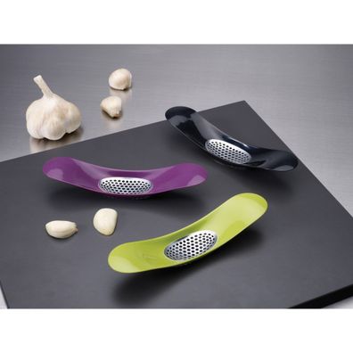 Zelené kolískové stláčadlo na cesnak Joseph Joseph Garlic Rocker