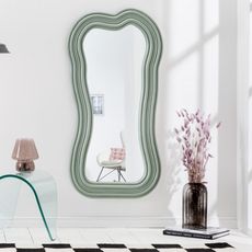 Estila Asymetrické dizajnové art deco zrkadlo Swan s polyuretánovým rámom v pastelovej zelenej farbe s kaskádovým efektom 100cm