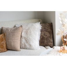 Biely vankúš Tiseco Home Studio Sheepskin, 45 × 45 cm