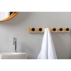 Čierny nástenný vešiak z borovicového dreva Knobs – PT LIVING