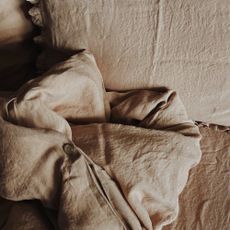 Terakotovohnedá ľanová elastická plachta Linen Tales, 180 x 200 cm