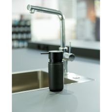 Čierny keramický dávkovač mydla Wenko Black Outdoor Kitchen Silo