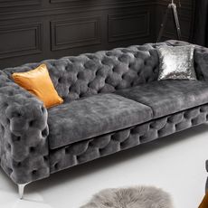 Estila Chesterfield luxusná sedačka Modern Barock v tmavosivej farbe so zamatovým poťahom 240cm