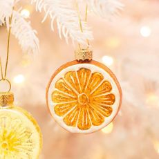 Sklenená vianočná ozdoba Orange – Sass & Belle