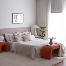 Atypický luxusný puf Fitilli z plyšovej látky 106 x 46 cm, korálová