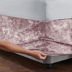 Ružový napínací zamatový poťah na rám postele 152x198 cm Crushed Velvet – Catherine Lansfield