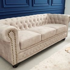 Estila Chesterfield sedačka Contessa do obývačky v svetlej farbe šampanského s drevenými nožičkami 200cm