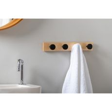 Čierny nástenný vešiak z borovicového dreva Knobs – PT LIVING
