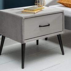 Estila Retro nočný stolík Ribble zo sivého zamatu s čiernymi kovovými nožičkami 45cm