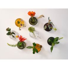 Zelená sklenená ručne vyrobená váza (výška 9 cm) Inu – Zone