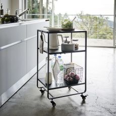 Kovový servírovací stolík 38x49.5 cm Tower – YAMAZAKI