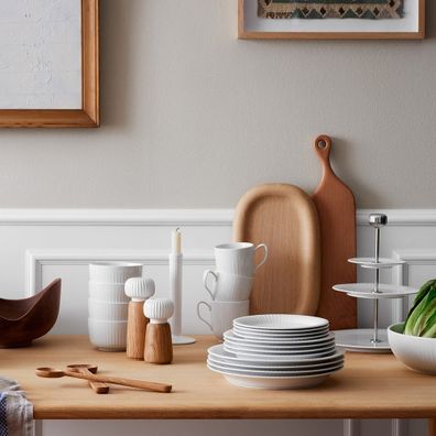 Mlynček z dubového dreva na korenie s bielym detailom z porcelánu Kähler Design Hammershoi, výška 17,5 cm