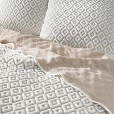 Biela/béžová súprava plédu a obliečky na vankúš z mikrovlákna 220x240 cm Joana – douceur d'intérieur