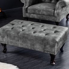 Estila Vintage taburetka Marlon so sivým zamatovým čalúnením s chesterfield prešívaním a masívnymi vyrezávanými nožičkami 80cm