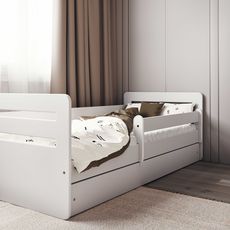 KocotKids Biela posteľ pre deti TOMI s bočnicou Zvoľte rozmer: 80x140 cm, Zvoľte matrac: Penový matrac, Zvoľte šuplík: So šuplíkom