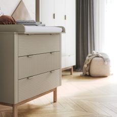 Béžový prebaľovací pult Miloo – Pinio