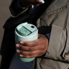 Cestovný hrnček v mentolovej farbe 340 ml Sipp – Joseph Joseph