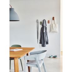 Čierny nástenný háčik z dubového dreva Gemma Oak Black – MiaCara