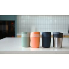 Cestovný hrnček v tmavomodro-lesklo striebornej farbe 340 ml Sipp – Joseph Joseph