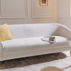 Estila Art deco dizajnová sedačka Sintra s boucle poťahom bielej farby na zlatých nožičkách 205cm