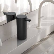 Čierny bezdotykový oceľový dávkovač mydla 266 ml – simplehuman