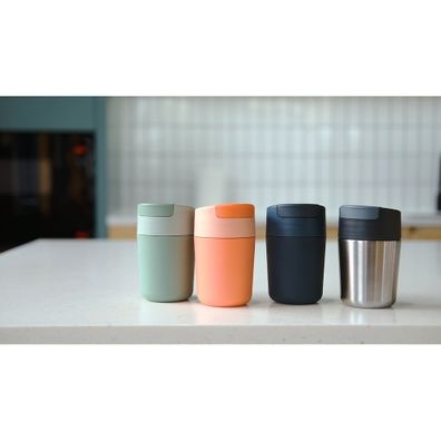 Cestovný hrnček v tmavomodro-lesklo striebornej farbe 340 ml Sipp – Joseph Joseph