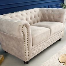 Estila Chesterfield dvojsedačka Contessa so zamatovým čalúnením v svetlej farbe šampanského s masívnymi nožičkami 150cm
