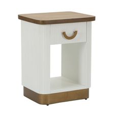 Estila Art deco obdĺžnikový nočný stolík Glamia Blanc s hnedou vrchnou doskou a vrúbkovaným bielym korpusom so zásuvkou 62 cm
