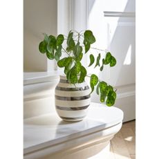 Biela kameninová váza s detailmi v striebornej farbe Kähler Design Omaggio, výška 20 cm