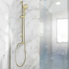 Matne zlatá sprchová hadica z nehrdzavejúcej ocele 150 cm Brass – Wenko