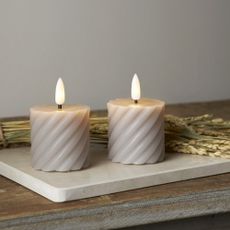 Súprava 2 sivých voskových LED sviečok Star Trading Flamme Swirl, výška 7,5 cm