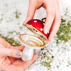 Sklenená ručne vyrobená vianočná ozdoba 9 cm Mushroom – Sass & Belle
