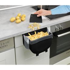 Čierny závesný odpadkový koš Wenko Black Outdoor Kitchen Fago, 5 l