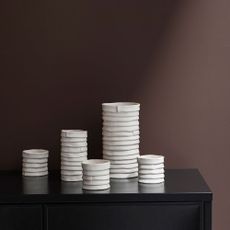 Biela porcelánová ručne vyrobená váza Ribbon – Mette Ditmer Denmark