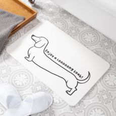 Biela kúpeľňová predložka z kremeliny 39x60 cm Dachshund – Artsy Doormats