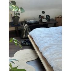 Dvojlôžková posteľ z borovicového dreva s roštom 140x200 cm Japan – Karup Design