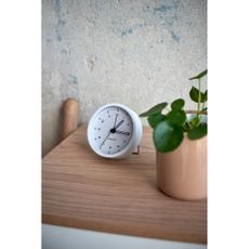 Biely budík Karlsson Tinge, ø 9 cm