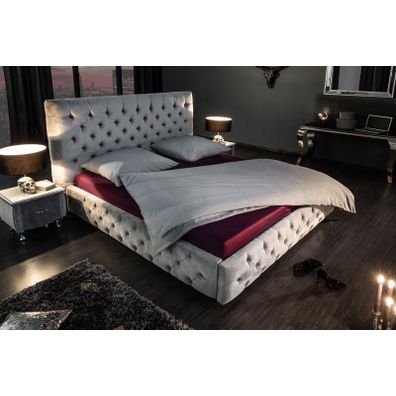 Estila Chesterfield čalúnená posteľ Kreon II so sivým zamatovým poťahom a vysokým čelom 190cm