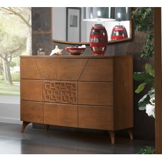Estila Moderná talianska komoda Varietty z masívneho hnedého dreva s tromi zásuvkami s vyrezávaním na nožičkách 125cm